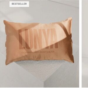 LUNYA BNWT Washable Silk Travel Pillow in Hidden Nest